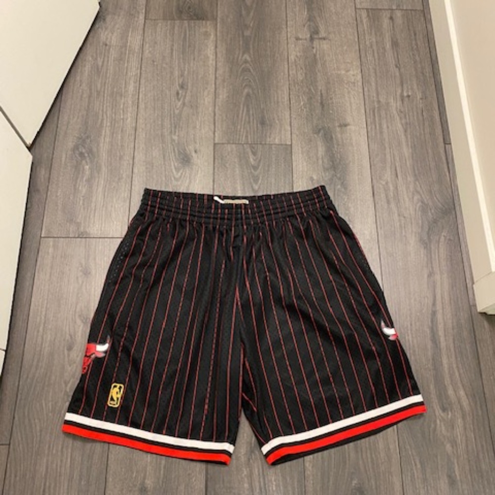 Mitchell & Ness Chicago Bulls Pinstripe Swingman Shorts NWT